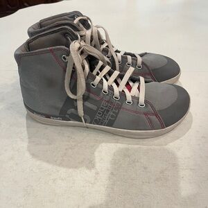 Reebok CrossFit Lite TR 010 high-top training shoes in gray w/ pink tongues.